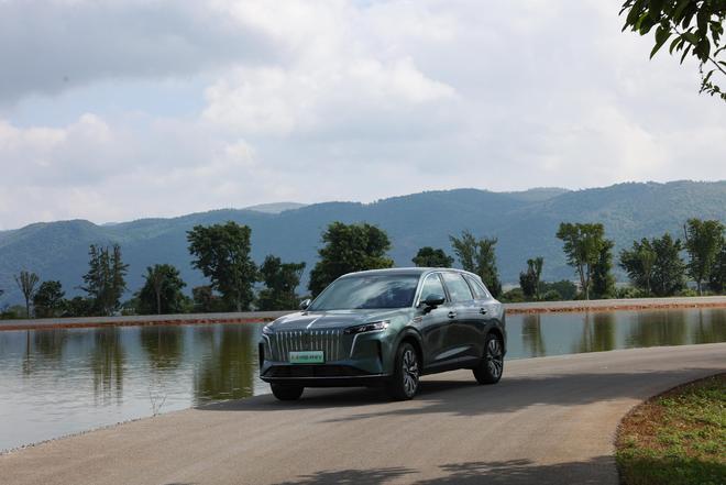 红旗HS6 PHEV热销势头强劲瓦力棋牌以最高礼遇致敬用户信赖(图7) 红旗HS6 PHEV热销势头强劲瓦力棋牌以最高礼遇致敬用户信赖(图7)